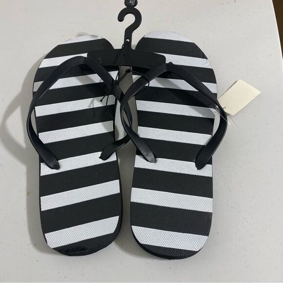 Black & White Flip Flops, Size XL 11/12 fits like 10 - Picture 5 of 7